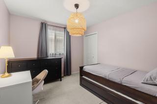 Spacious 3-bedroom home with AC and Garage Near Airport - Calgary - 1