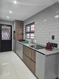 Midlands Guest House - Howick - 4