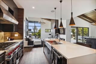 Natures Way: 4 br, fireplace, a/c, hot tub, community summer pool, garage - Stowe - 0