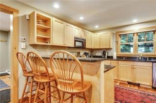 Treetops: 4 br, woodstove, a/c, deck views, firepit, garage, great location - Stowe - 5