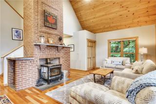 Treetops: 4 br, woodstove, a/c, deck views, firepit, garage, great location - Stowe - 1
