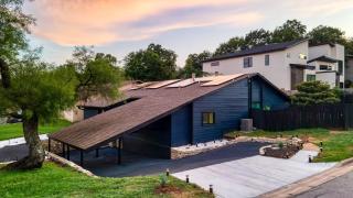 Modern Home w Shared Pool Yard Prime Location Fairlawn Lane B by AvantStay - Austin - 9