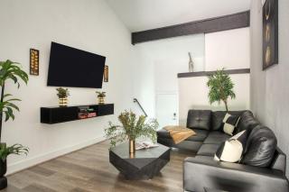 Modern Home w Shared Pool Yard Prime Location Fairlawn Lane B by AvantStay - Austin - 4