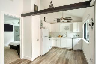 Modern Home w Shared Pool Yard Prime Location Fairlawn Lane B by AvantStay - Austin - 2
