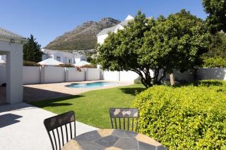Four Peaks Duplex - 4 Sleeper with Mountain Views, Balcony and Pool in Hout Bay Beachfront - Hout Bay - 5