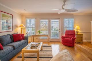 One Block to Beach - Comfort Zone - 2