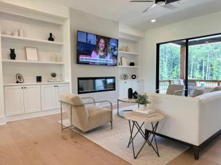 Executive 3BR Townhome Rooftop & Elevator Near Avalon - 8