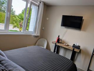 Logement indépendant avec piscine - - 4