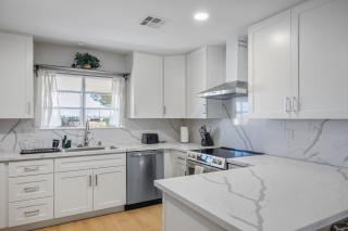 NEW! Vegas Pool Paradise, 4BR, BBQ, Sleeps 14 - 1