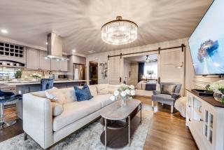 Chic 1br Retreat W Patio & Private Hot Tub - 0