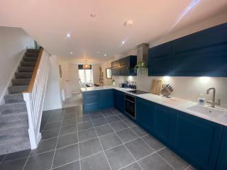 Designer Townhouse with Hot Tub, Balcony and Bronze Sculptures - Hull - 6