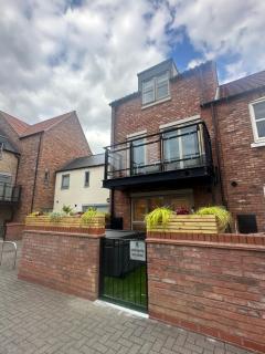 Designer Townhouse with Hot Tub, Balcony and Bronze Sculptures - Hull - 9