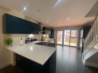 Designer Townhouse with Hot Tub, Balcony and Bronze Sculptures - Hull - 5