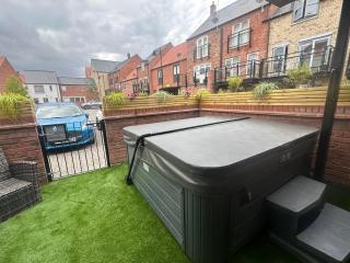 Designer Townhouse with Hot Tub, Balcony and Bronze Sculptures - Hull - 7