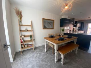 Designer Townhouse with Hot Tub, Balcony and Bronze Sculptures - Hull - 4