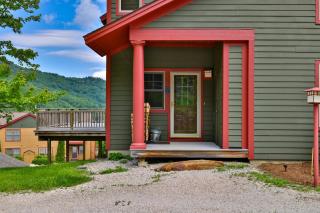 Meyer Chalet de Esqui - Ski-In, Ski-Out 4BR Bear Mtn Retreat with Pool & Fireplace - Killington - 1