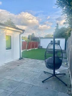 Relaxed Leigh-on-Sea Escape, Family-Friendly & Contractor Stays - Hockley - 3