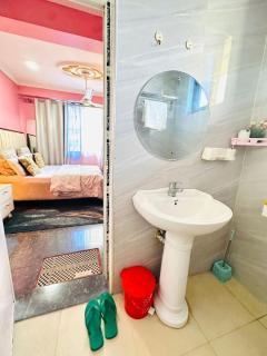 Elegant & Modern 3-Bedroom Apartment Central Downtown Escape - 1