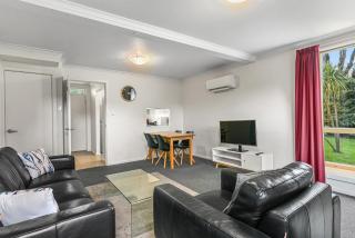 2-Bed Townhouse Retreat in Sandy Bay with Parking - 3