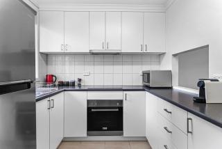 2-Bed Townhouse Retreat in Sandy Bay with Parking - 1