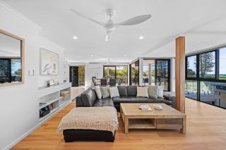 Beachfront with pool ocean views and pet friendly - Buddina - 8