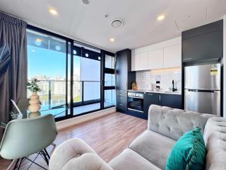 Skytower View Studio on High Level with Pool - Auckland - 4