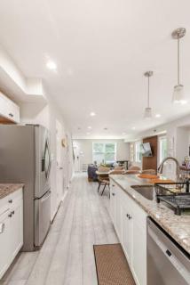 Stylish 3BR Townhouse with Backyard,and Easy Parking - 6