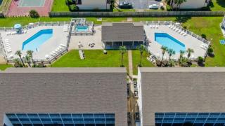 New listing! 4 mins walk to beach condo - 5