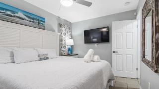 Renovated Condo 4-Min Walk to Beach & Pools - 7