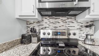 Renovated Condo 4-Min Walk to Beach & Pools - 3