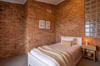 Hillside Hideaway Sleeps 10 Stunning Views - 2