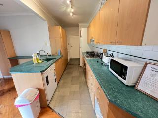 Comfortable Queen Room close to Station and Shops - SH4 - Toongabbie West - 5