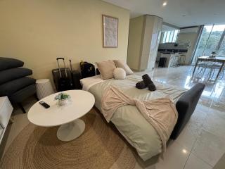 12B ABNB-Style 2BR with Free Parking Nr Station and Westfield - 1
