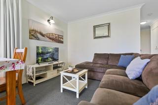 Dolphin View on South Esplanade - Bongaree - 0