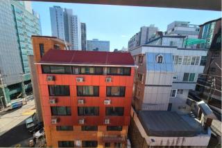 a short-term accommodation room close to the airport - 1