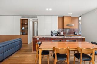 Family Home in Mayfield with Stylish Interior - 1