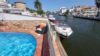 Villa Empuriabrava on main canal with 13 m private mooring, private pool, air con in all rooms, non-smoking - Empuriabrava - 0
