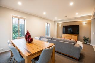 Daintree Family Getaway Huge yard Aircon Heating Sleeps 12 Parks Beaches Table Tennis - 2