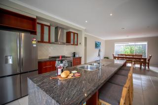 Daintree Family Getaway Huge yard Aircon Heating Sleeps 12 Parks Beaches Table Tennis - 5