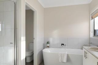 The panorama retreat- sleeps 12, aircon, brand new, great multifamily stay, beach, wineries, golf - Portarlington - 5