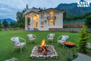 StayVista at Palais Vienna with Lawn, Bonfire & BBQ - Srinagar - 9
