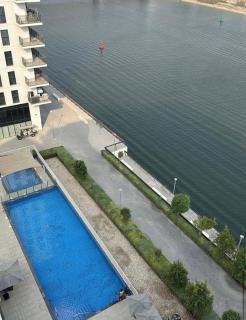 F1 - Lily Studio Waters Edge Yas Island Theme Parks, Canal and Pool View - 9