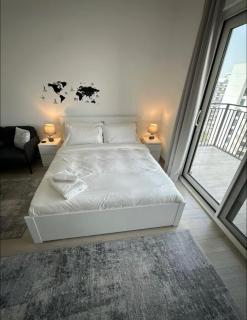 Lily Studio Waters Edge Yas Island Theme Parks, Canal and Pool View - 8