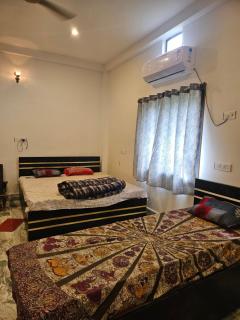 Pandit Devki Nandan Dharamsala & Guest House - 3