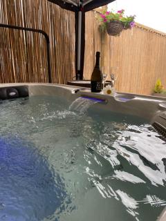 Spacious countryside lodge with hot tub - Horton - 8