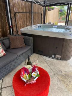 Spacious countryside lodge with hot tub - Horton - 6