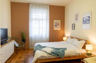 Designer Stay - City Views in the Heart of Town - 6