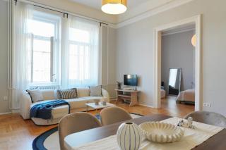 Grand & Artful Budapest Gem By Opera & with Views - 3