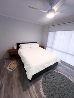 Golden Getaway, Private 3x bedroom home with 2x living spaces and study - 9