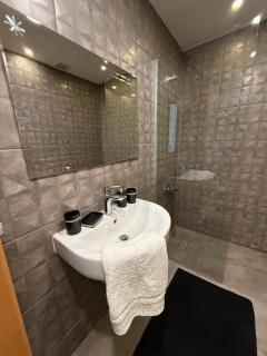 Luxury One-Bedroom Apartment in Damac Tower Abdali prime Location Stunning View - Amman - 6
